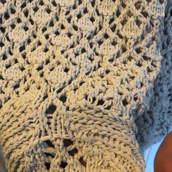 Very pretty cropped sweater. - Picture 3 of 6